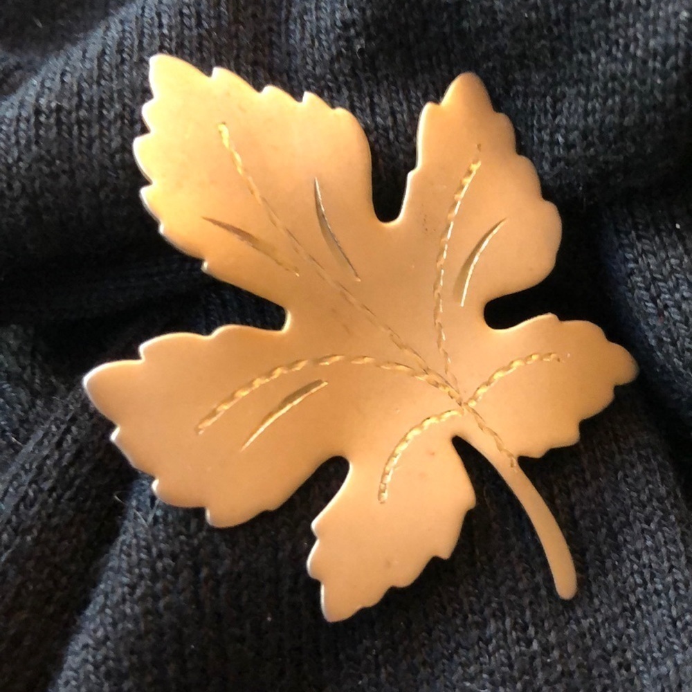 Vintage leaf brooch‎